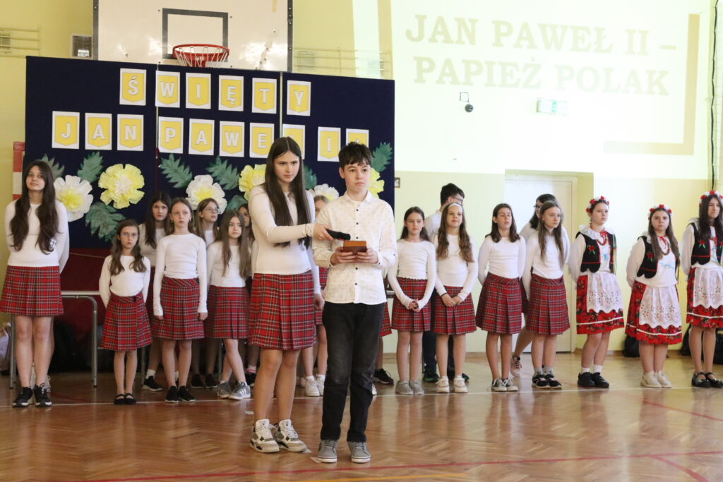 IMG_7171-1024x683 Uczniowie uczcili rocznicę śmierci Jana Pawła II