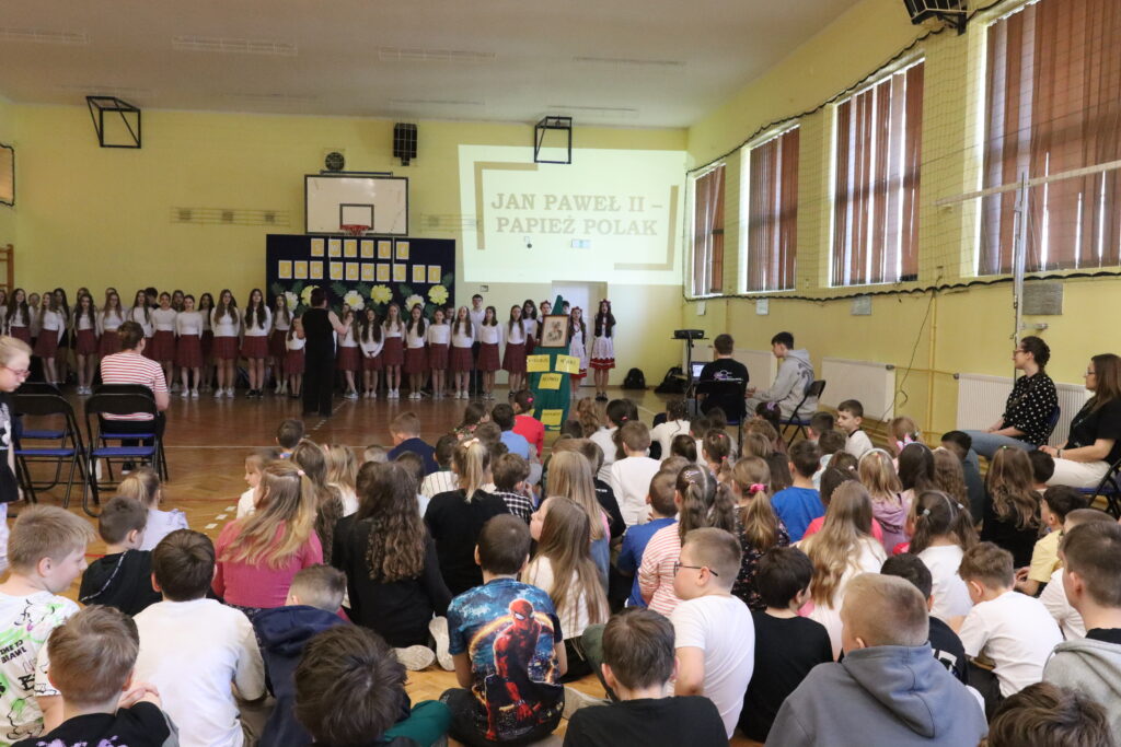 IMG_7176-1024x683 Uczniowie uczcili rocznicę śmierci Jana Pawła II