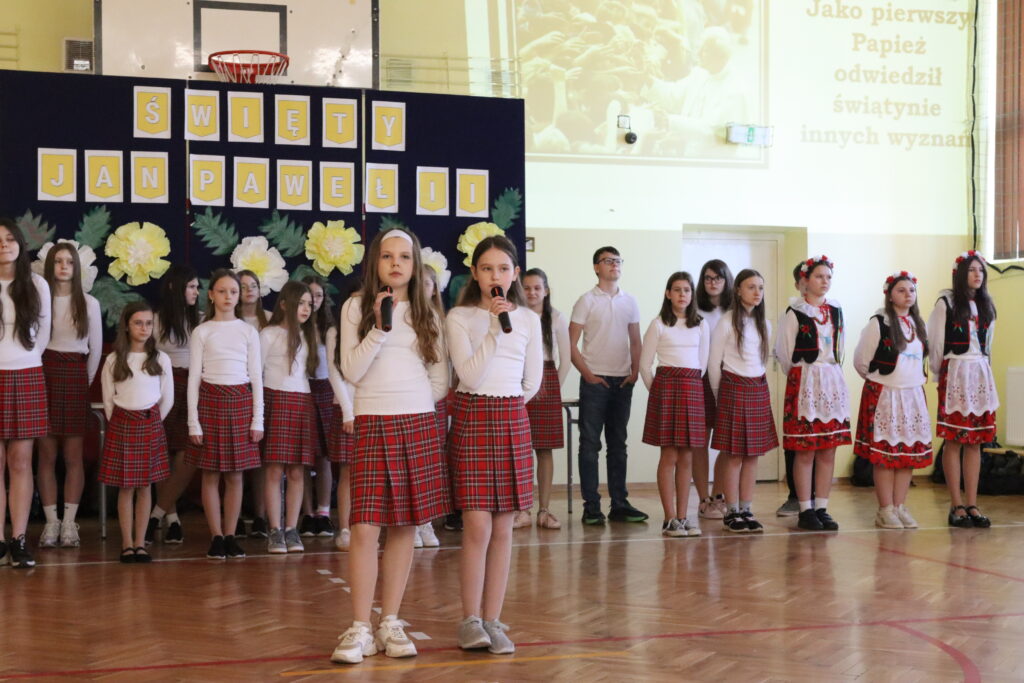 IMG_7178-1024x683 Uczniowie uczcili rocznicę śmierci Jana Pawła II