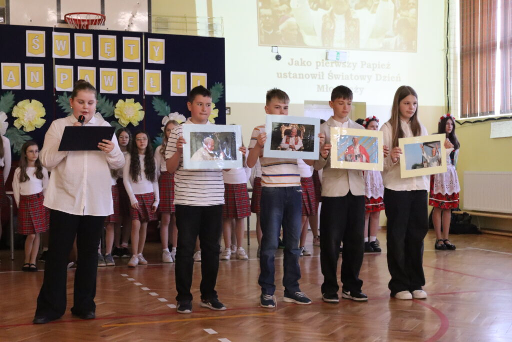 IMG_7187-1024x683 Uczniowie uczcili rocznicę śmierci Jana Pawła II