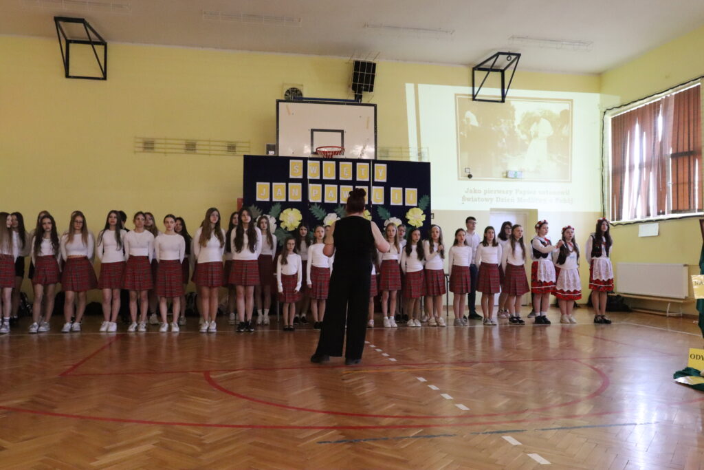 IMG_7192-1024x683 Uczniowie uczcili rocznicę śmierci Jana Pawła II