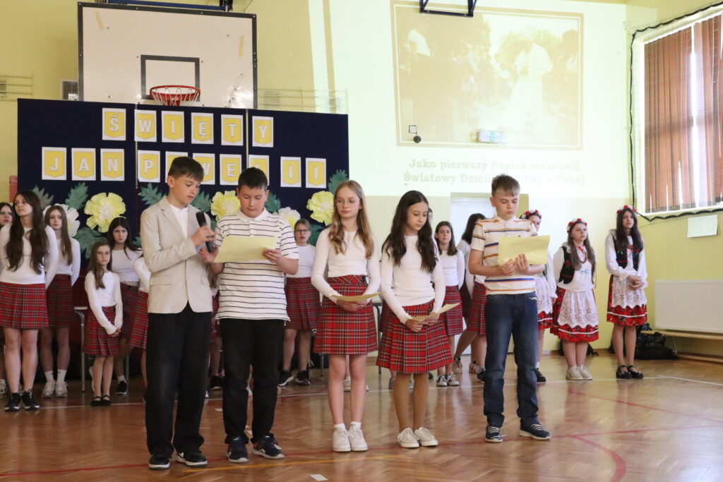 IMG_7194-1024x683 Uczniowie uczcili rocznicę śmierci Jana Pawła II