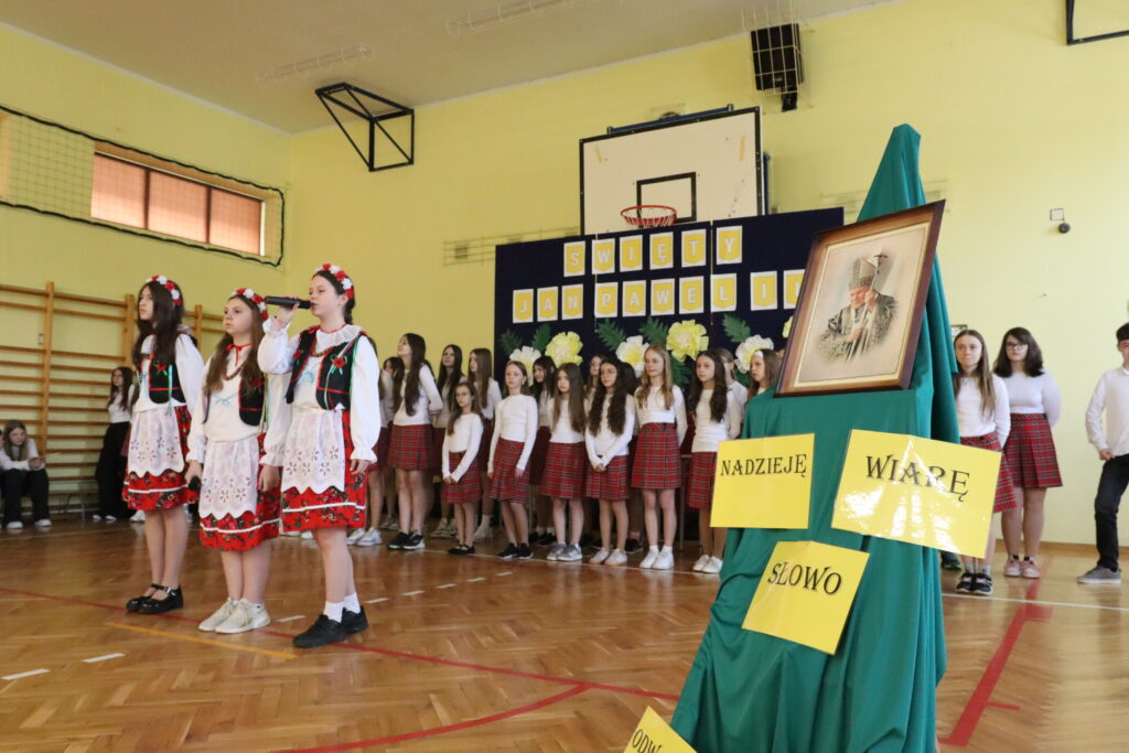 IMG_7203-1024x683 Uczniowie uczcili rocznicę śmierci Jana Pawła II