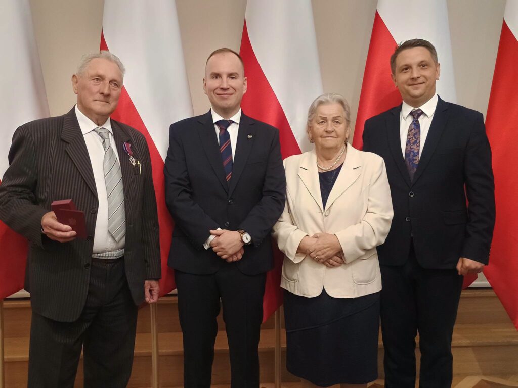 724624699_883360387458834_6999760983081745323_n-1024x768 Sołtys Lipianek odznaczony Srebrnym Krzyżem Zasługi